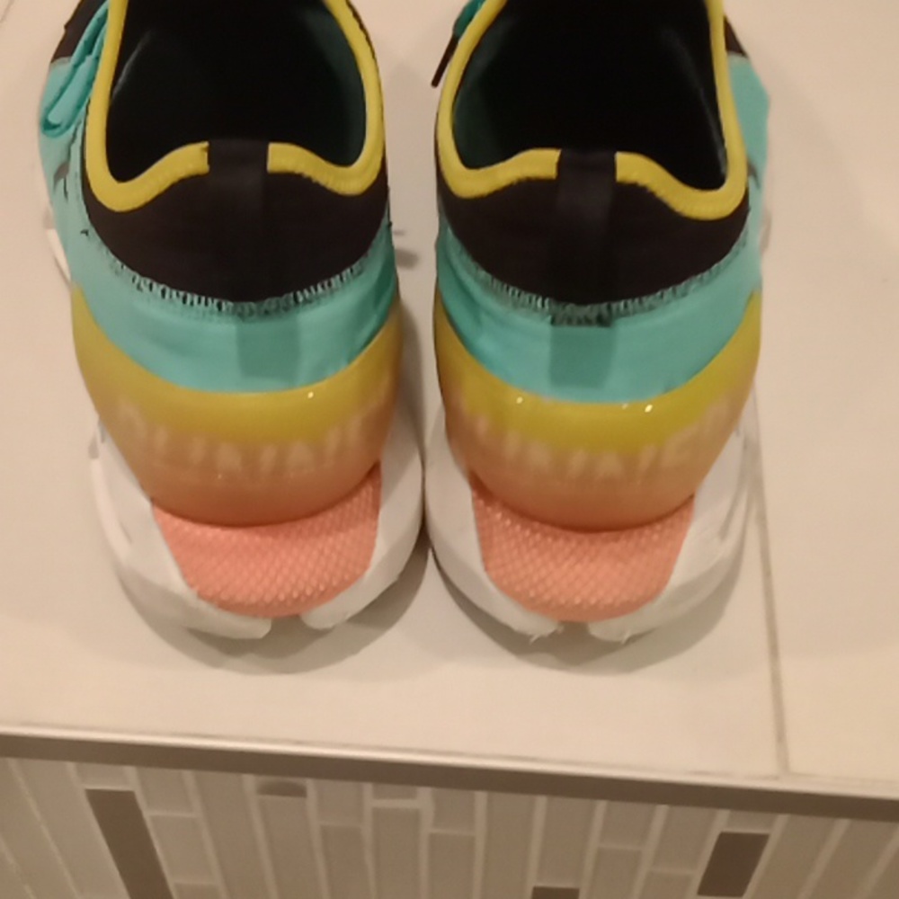Shoes - Picture 2 of 4